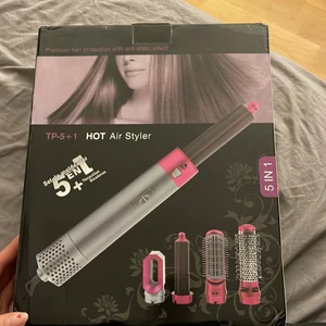 Air styler - Fungerar super bra och lockarna blir jätte fina med mycket volym, men eftersom att jag inte är bra på att fixa mitt egna hår så används den knappt.  Ordinarie pris: 700kr