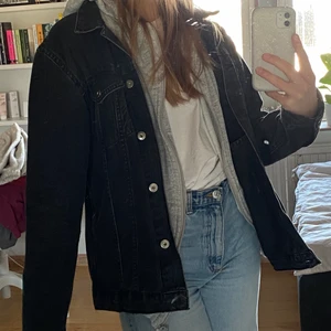 Svart jeansjacka - I bra skick. Storlek M. Om du har några funderingar är det bara att höra av sig 🧡 (köparen står alltid för frakten)