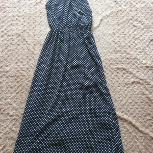 Prickig maxiklänning - Mörkblå, prickig maxiklänning utan slits