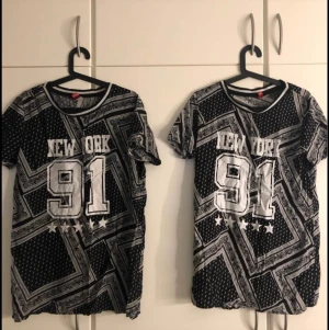 T-shirt klänning oversize - 2st t-shirts med bandana/paisley mönster. Ena storlek 40 och den andra storlek 44. Kan användas som klänning eller T-shirt. Oversize modell. Ena är använd 2ggr och den andra 1 gång så fortfarande i nyskick. Båda för 50kr eller 80 st