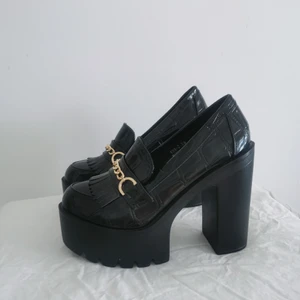 PLATFORM HEELS + gold details - Storlek: 38 / 39 (angett som 39, men liten passform) 