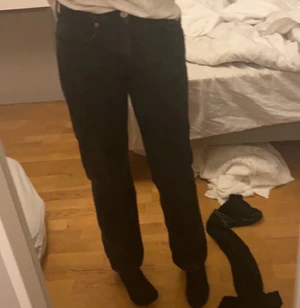 Midrise zarajeans  -  Säljer mina midrise jeans från Zara 💕 använda en gång så de är i fint skick. De är i storlek 36 och passar mig med 34/36💕 skriv privat för bättre/mer bilder. Helt slutsålda på zara 💕