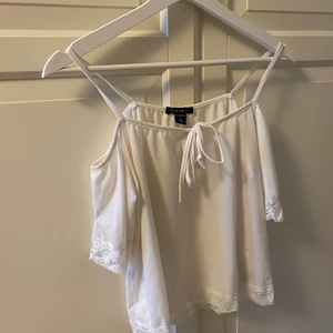 Vit topp - Vit topp med spets, fint skick 