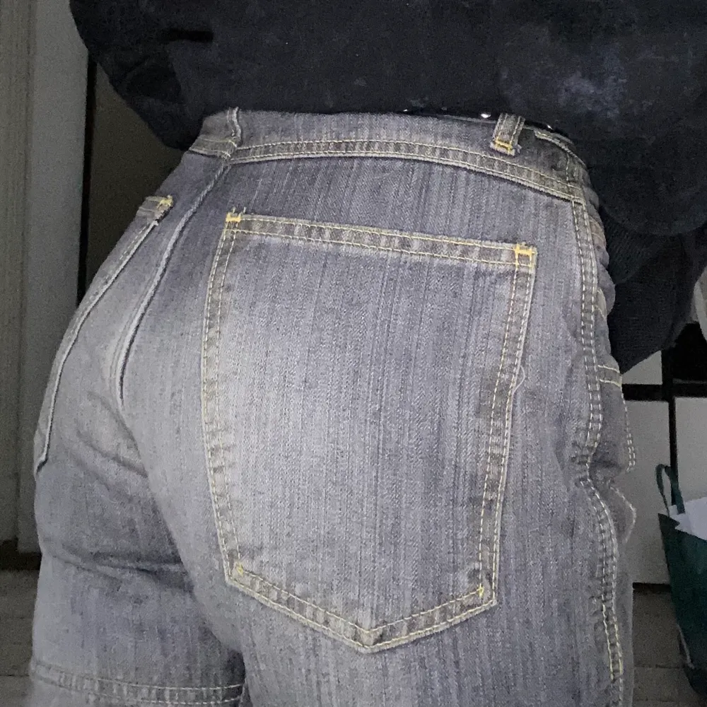 Vintage gråa boot-cut jeans, skitsnygga och assköna. Sitter ganska löst på mig som är en xs, men funkar på s också. Nypris 2500kr. Jeans & Byxor.