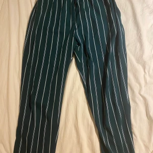 Grönavita byxor  - Byxor storlek XL. Köparen står för frakt, skickas helst med spårbart eller möts upp i Stockholm.