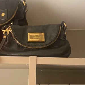 Marc Jacobs väska  - Intressekoll på min Marc Jacobs väska i modellen; Classiq q. Inga defekter, långt avtagbart band kommer med❤️. Skriv för fler bilder eller frågor😀