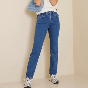 Levis 501, 25/30 - så snygga! - Okej dom här ÄLSKAR jag men dom har blivit för små! 😭 Dessa vintage Levis 501:or är helt Lovely! Klassisk rak modell  som är märkta 27 men går mot 26 eller 25 för mer rak och icke tight fit. Passar till ALLT! Kan mötas i Stockholm eller skicka mot fraktkostnad! ✨🌷✨