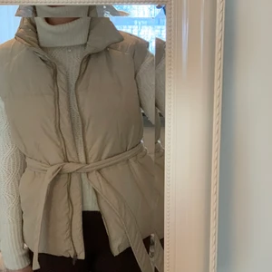 Beige väst från vila🤍 stl. 40 - Det är en helt ny med lapp kvar😊, endast provad väst från vila. Nypriset är 449kr, nu säljer jag för 300kr💕 köpare står för frakt om så önskas🚚