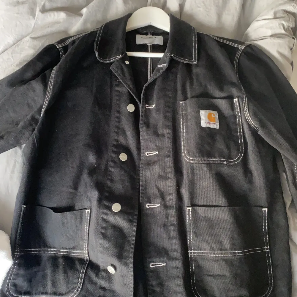 Svart Carhartt jacka med vita sömmar. As snygg nu till våren. Den är M men passar mig som brukar ha large. 1300kr nypris. Kan gå ner pris vid snabb affär . Jackor.