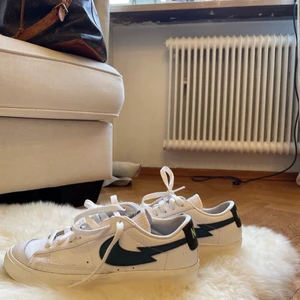 Nike skor - Sjukt trendiga skor från Nike där märket är en ”blixt” ish! Använda en gång, super fint skick