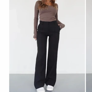 venderbys svarta kostymbyxor  - säljer dessa vida kostymbyxor från venderbys eftersom de är för korta på mig! jag är 173cm och de går nästan hela vägen ner💕 bara använt ett fåtal gånger därav priset