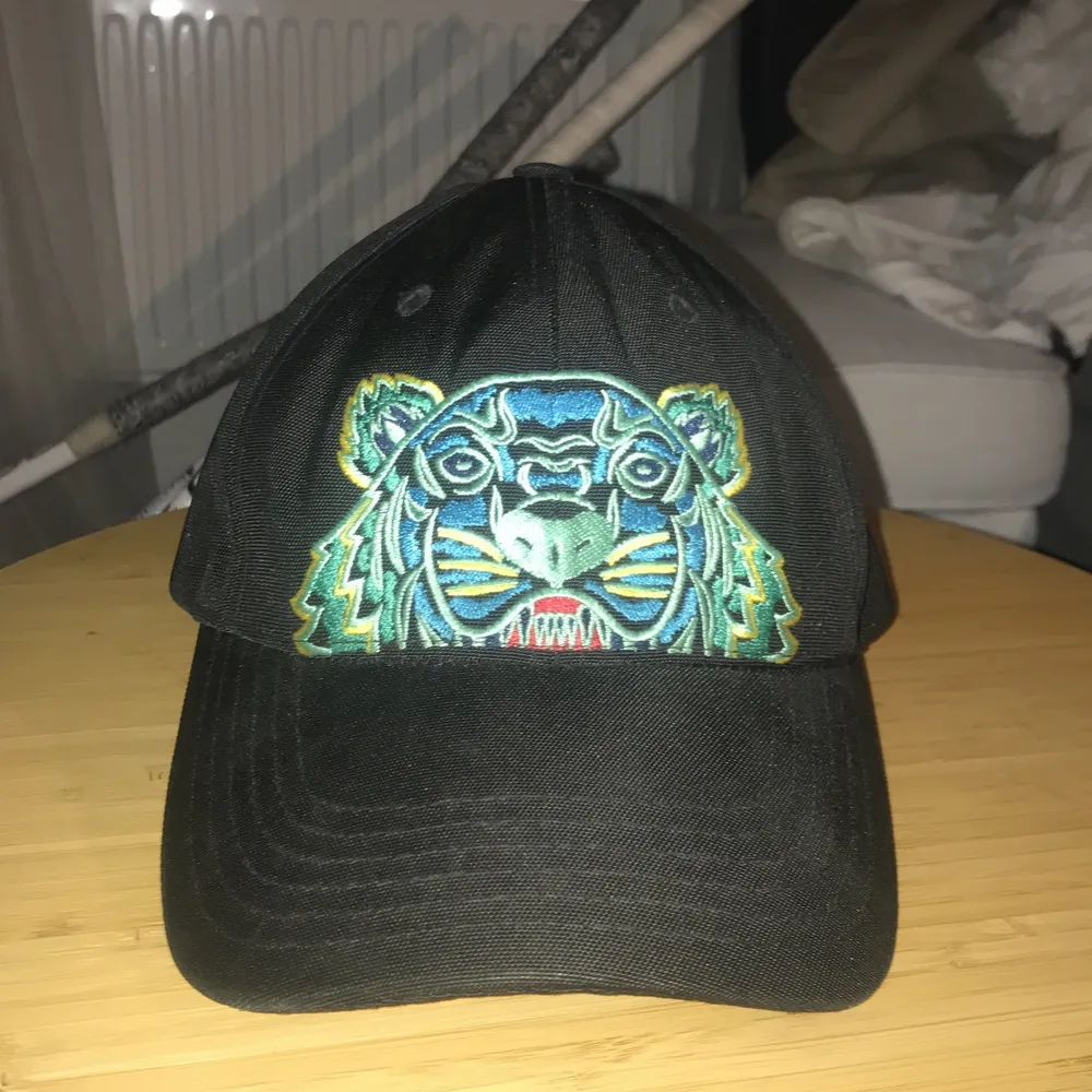 Äkta kenzo keps i bra skick! Nypris 999. Priset kan dikuteras . Accessoarer.