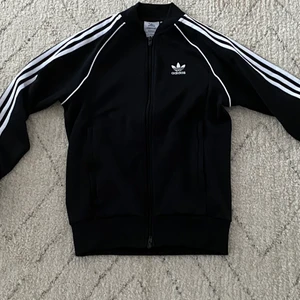 Adidas sst track top strl XS - Plagget är i väldigt bra skick!