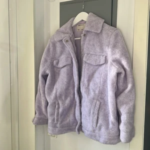 Teddy jacka lila  - Teddy jacka i storlek s från asos 