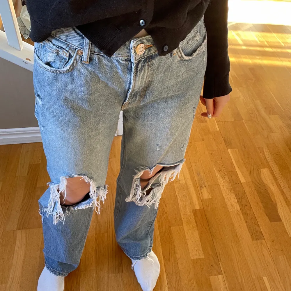 Knappt använda jeans från River Island🧡dom är i storlek 12 vilket motsvarar M/L. Är själv vanligtvis en S/M i jeans så dom sitter lite större på mig (på bilden) men dom är fortfarande i en oversized modell på någon som är en M/L🧡 :). Jeans & Byxor.