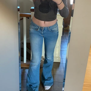 Lågmidjade bootcuts😻 - Så snygga men för långa på mig som är 163. Möts upp eller postar!