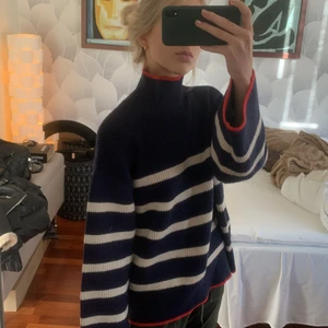 RANDIG STICKAD TRÖJA - Populära stickad tröja från Zara, samma storlek som på modellen. Använd 1 gång