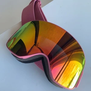 Helt nya skidglasögon - Görfina skidglasögon från Stadium, rosa band och reflekteraande glas. Dessa är aldrig använda, köpta innan jul 2021 och säljs pga att jag tyvärr ej passade i dem och var för sen med att lämna tillbaka dem. Sitter väldigt bekvämt på och det väldigt bra ut!