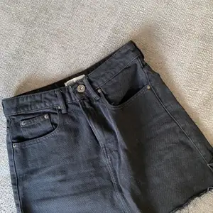 Söt minikjol i svart jeans-material. Ett måste-basplagg som passar till allt. Exklusive frakt 