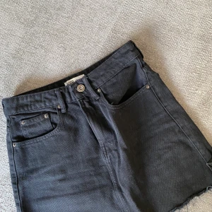 Minikjol Zara - Söt minikjol i svart jeans-material. Ett måste-basplagg som passar till allt. Exklusive frakt 