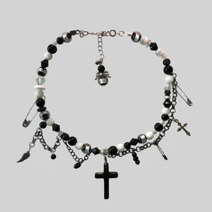 Handgjort halsband  - Super coolt handgjort halsband. Svart och vitt  :)