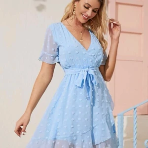 Ljusblå omlottkläning - En ljusblå omlottklänning , använd en gång