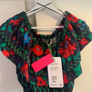 H&M Kenzo topp storlek 36! - Aldrig använd pga för liten storlek! Superfin:) prislappen är kvar. 