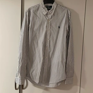 Ralph lauren skjorta storlek S  - Ralph lauren skjorta storlek S i slim fit. Endast använd 2 gånger. Säljs då jag vuxit ur den.