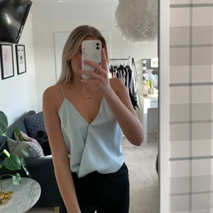 Ljusblått linne i satin - Härlig röd body i ribbat tyg❤️‍🔥 så fin!!