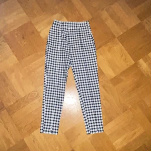 Svart och vit rutiga byxor  - Svart och vit rutiga ”chinos”. Använd fåtal ggr.