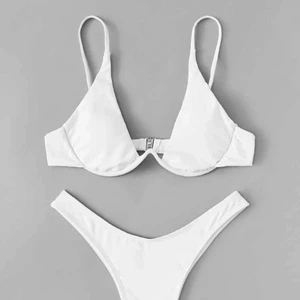 Vit fin bikini - Säljer min vita bikini överdel då den inte passar. Den är från shein och fick hem den igår så den är endast testad. Säljer även en röd likadan som denna. Hör av er för frågor osv.!❤️