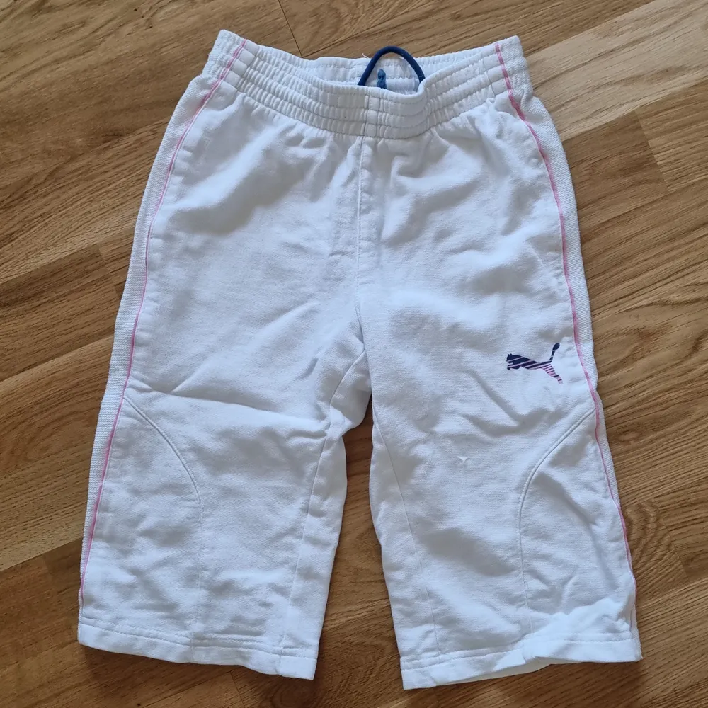 Puma gymnastik shorts. Storlek 128. Använda men bra skick. Lite missfärgningar. . Jeans & Byxor.