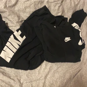 Nike mjukisar i svart  - Nike mjukisset, mjukisdress i svart med vit tryck på ärmen och ena benet 💕 sättet är i storlek S och kommer inte till andvändning 🥰 sättet har både fickor vid byxorna så som vid tröjan ❤️ 