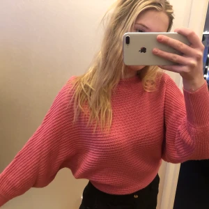 Rosa stickad tröja - En rosa stickad tröja i storlek Xs ifrån Nakd. Knappt använd 60kr plus frakt:)