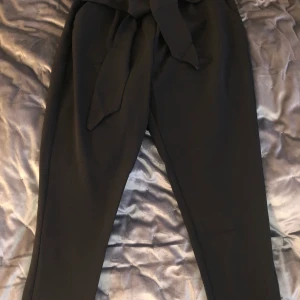 NAKD byxor - Kostymbyxor med knyte från NAKD i storlek 34, aldrig använda utan endast testade. Säljes pga fel storlek, etikett sitter kvar