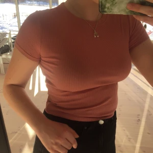 T-shirt - En croppad tröja från hm köpt för 79:-. Den är knappt använd:) frakt tillkommer