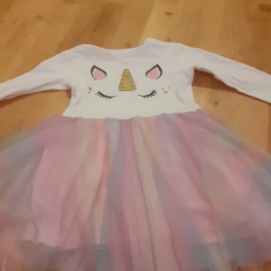 Klännimg 110/116 - Klännong unicorn 110/116