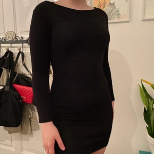 Klänning - Svart super fin klänning! Den är tajt o kort men inte för kort! Storlek: 36