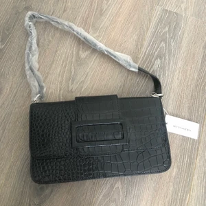 Väska NLY - Helt ny väska från Nelly. Skickas som spårbart paket med posten.