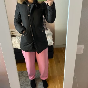 Woolrich jacka dam - Hej nu säljer jag min fina woolrich jacka. Jag har inget kvitto kvar på jackan då de va 2 år sen jag köpte den. Jackan är i ett fint skick. Storlek xs men passar även s. Skriv privat för frågor eller fler bilder på jackan! 🧚🏼‍♂️🧚🏼‍♂️ nypris 7000kr