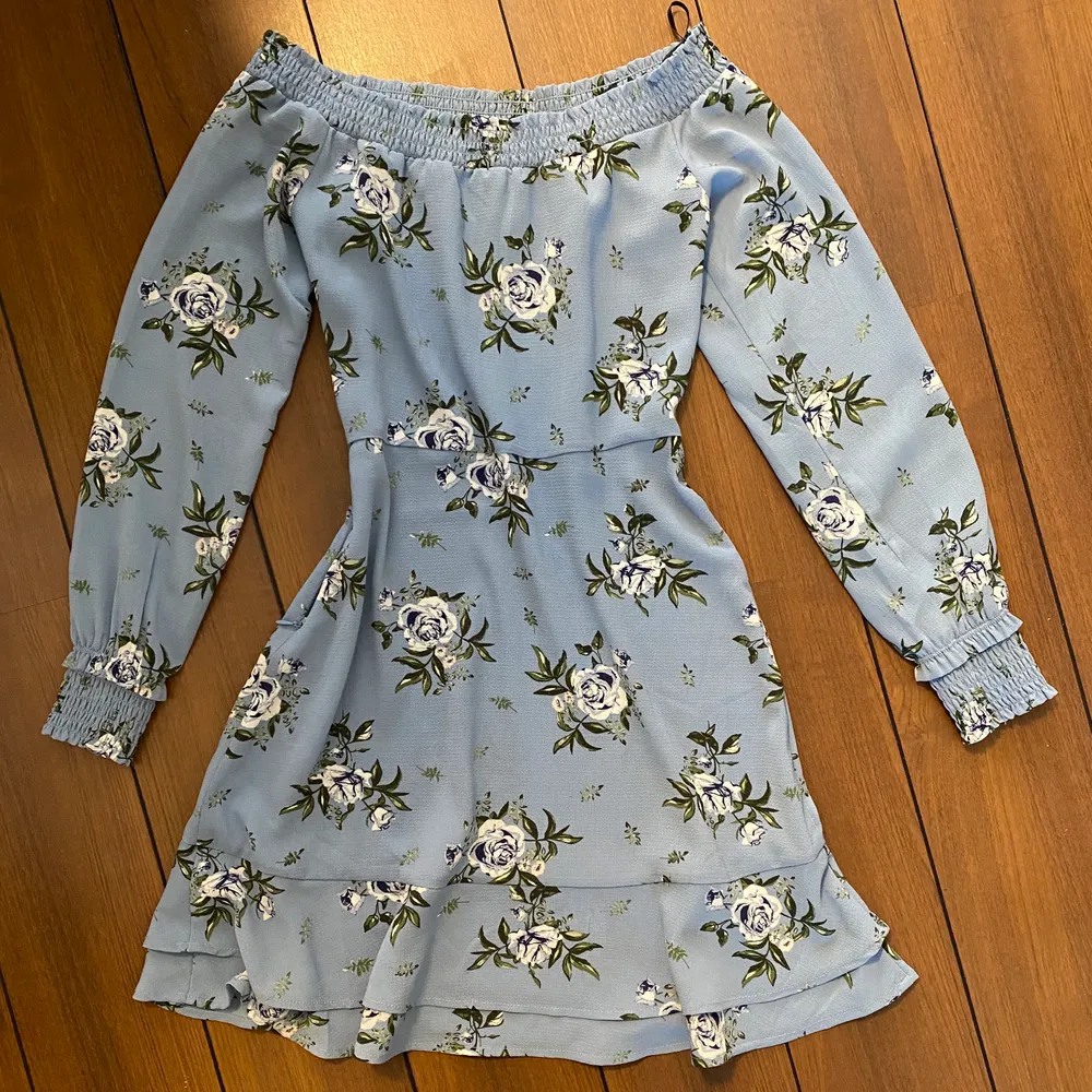 Blommig klänning från H&M. Har använt endast 1 gång. Storlek 34. . Klänningar.