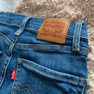 Levi’s mile high super skinny  - Säljer dessa fina blåa mile high super skinny från Levi’s då de blivit alldeles för små på mig och därför inte används. Finns en liten söm som lossnat på ena bakfickan (går säkert jättebra att laga) men annars är det bra skick🥰Budgivning vid flera köpare.
