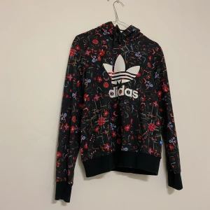Adidas Hoodie - Blommig Adidas huvtröja med mysiga blömmeer 🌺 Frakt är medräknat i priset!