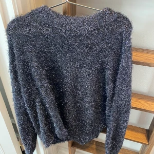 Glittrig tröja - Mörkblå