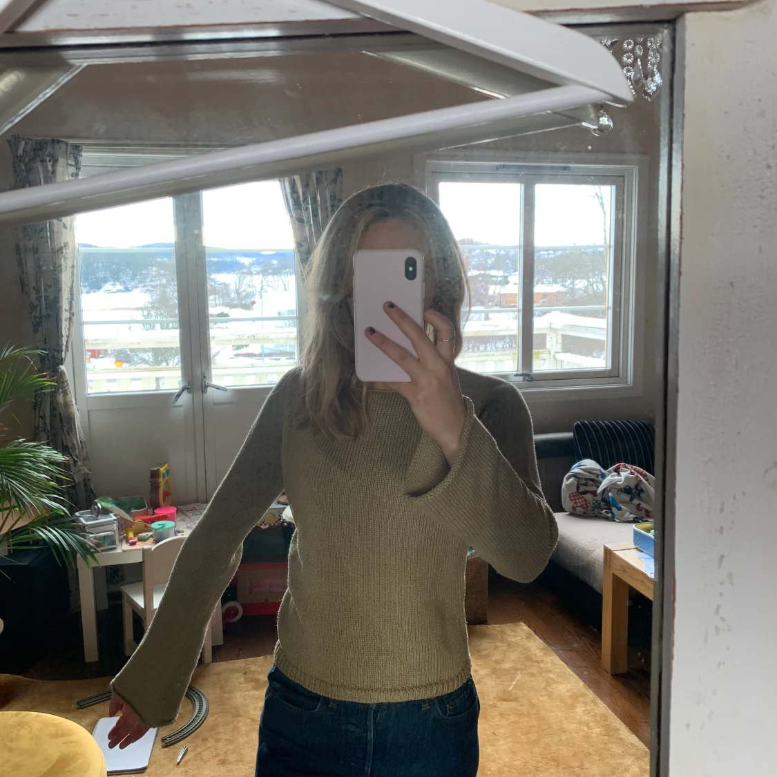 Stickad skimrig beige tröja