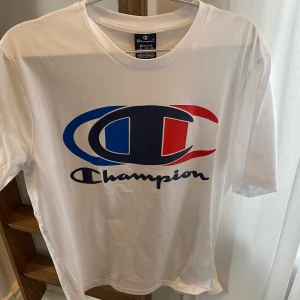 Champion t-shirt - Vit t-shirt! Aldrig använd 