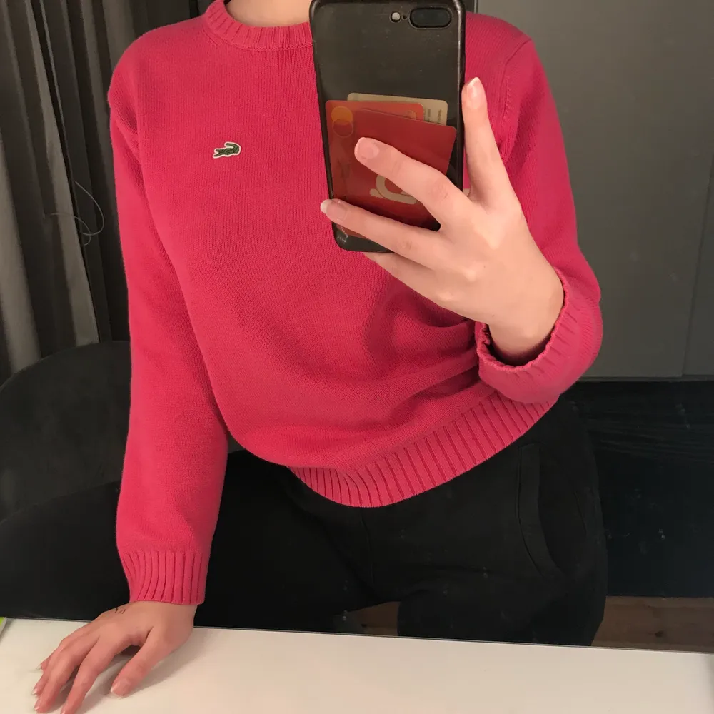 Säljer denna rosa tröja ifrån Lacoste, passar storlek S - M och är i superfint skick🥰🥰 (spårbar frakt). Tröjor & Koftor.