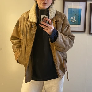 Beige skinnjacka  - Assnygg vintage skinnjacka i en beige färg med teddykrage. Köpt i en vintage butik i Stockholm men kommer tyvärr inte till användning.😔 Jackan har en fin passform ser använd ut men på ett jävligt snyggt sätt! Köparen står för frakt✨🙌🏽❤️