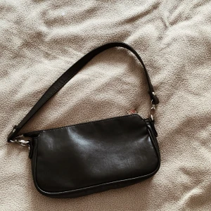 Väska från boohoo - Väska från boohoo säljes på grund av ingen användning längre. Använd ett fåtal gånger i somras, därefter knappt någon användning. 