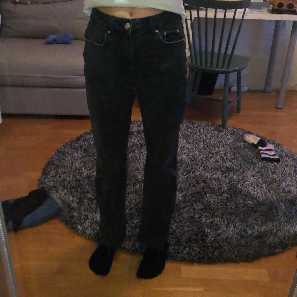 Säljer dessa svarta Gina jeans på grund av att jag har vuxit ur de:) ganska fint skick och är i strl 34, sänkt pris till 75:). Jeans & Byxor.
